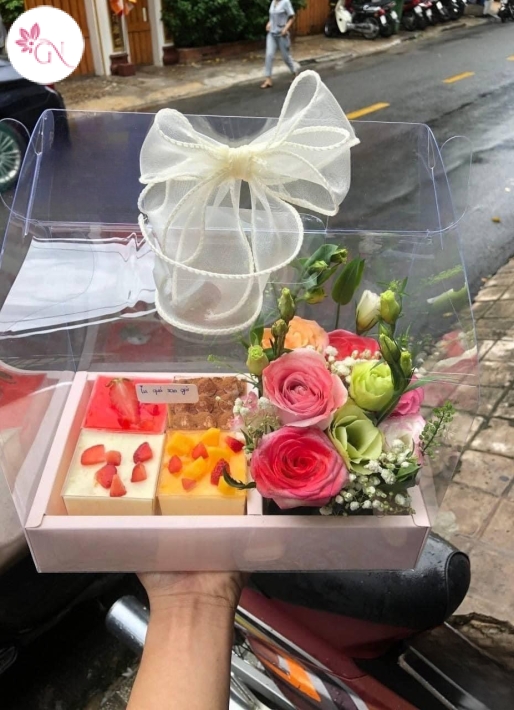 HỘP QUÀ BÁNH KEM VÀ HOA 