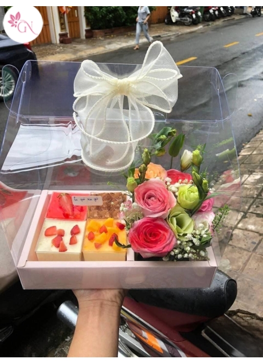 HỘP QUÀ BÁNH KEM VÀ HOA 